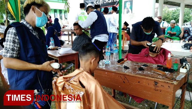 Potong Rambut Massal Warnai Haul Pendiri Ponpes Al Islah