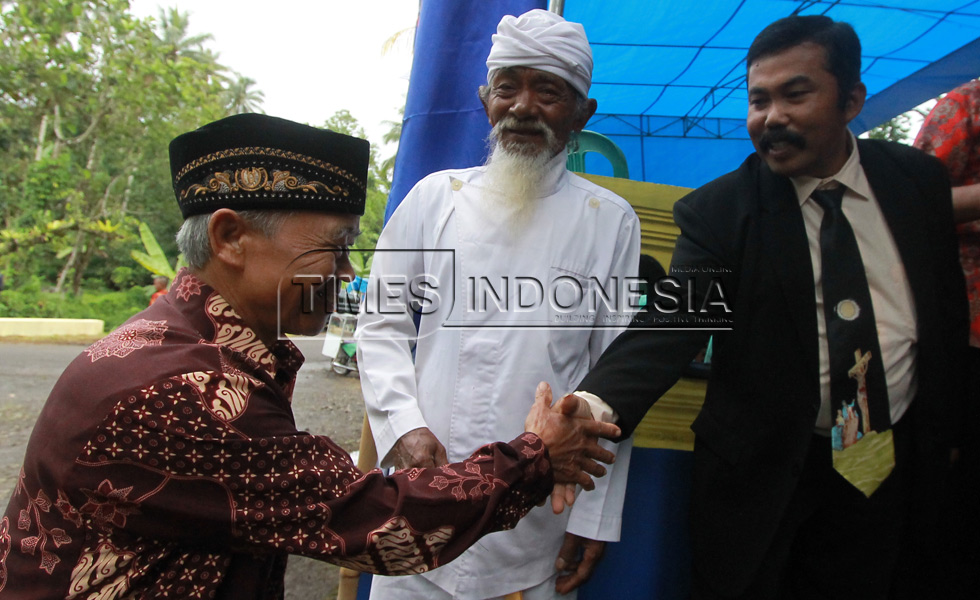 Keakraban antar warga yang berbeda keyakinan di desa Wirotaman. (FOTO: Adhitya Hendra/TIMES Indonesia).
