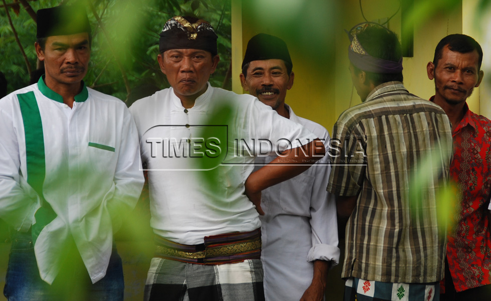 Keakraban antar warga yang berbeda keyakinan di desa Wirotaman. (FOTO: Adhitya Hendra/TIMES Indonesia).