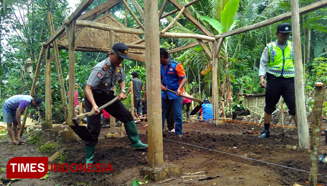 Kapolsek Donomulyo AKP Sardikan turun langsung dalam kegiatan bedah rumah di Dusun Donomulyo Desa Donomulyo Kec Donomulyo Kab Malang Jawa Timur, Senin (15/1/2018). (FOTO: AJP TIMES Indonesia)