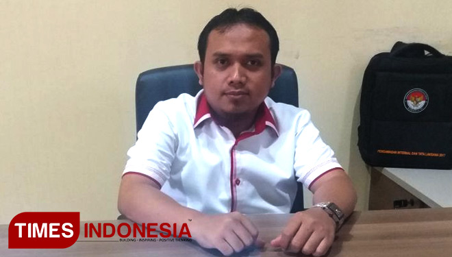 Ketua Panwaskab Jember Abdullah Waid saat di Kantornya (FOTO: Angga/TIMES Indonesia)