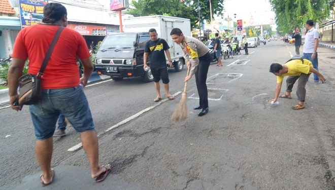 Kapolresta Probolinggo, AKBP Alfian Nurizal bersama komunitas ILKP menandai jalan berlubang (FOTO: Istimewa)