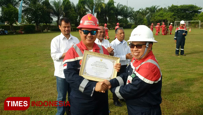 Manager Health Safety Environment (HSE) JOB PPEJ Mirza, bersama management menunjukkan penghargaan dari Kementerian ESDM, Rabu (16/01/218) (FOTO: Sufuwan TIMESIndonesia)