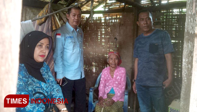 Ketua DPC Partai Demokrat Banyuwangi, Michael Edy Hariyanto, beserta rombongan saat berada dirumah nenek Jaelah, di Lingkungan Kopen Bayah, Kelurahan Giri. (FOTO: Syamsul Arifin/ TIMES Indonesia)