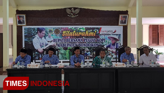 Bupati Bondowoso, Amin Said Husni, saat memberikan pengarahan pada pegiat kopi di Bondowoso. (FOTO: Sofy/TIMES Indonesia)