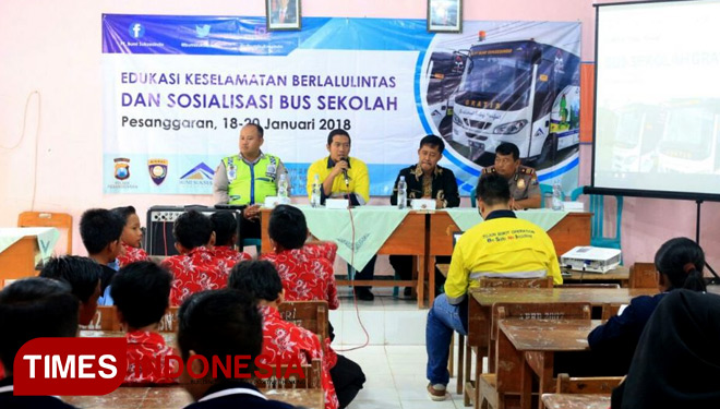 Gandeng Polisi, PT Bumi Suksesindo Ajak Siswa Tertib Lalu Lintas