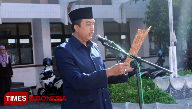 Ketua PBVSI Banyuwangi, Ayub Hidayat, saat menjadi pembina upacara di SMA 17 Banyuwangi. (FOTO: SMA 17 Agustus for TIMES Indonesia)