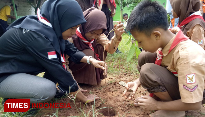 Peduli Lingkungan, Siswa-Guru SMP 2 Kalianget Bikin 100 Biopori