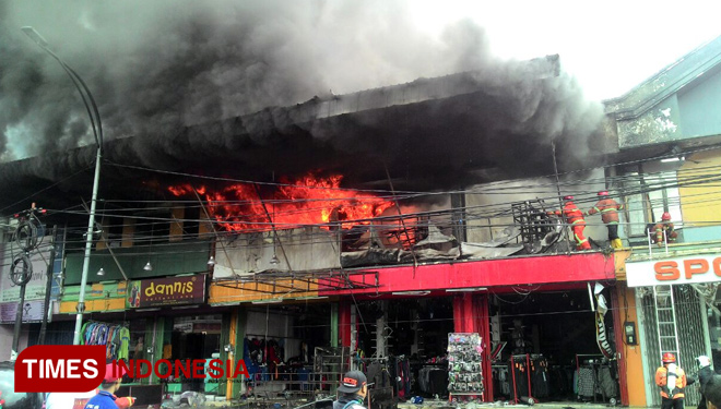 Kondisi kebakaran ruko di Jalan MT Haryono, Kota Malang, Jawa Timur, Sabtu (20/1/2018). (FOTO: Imadudin/TIMES indonesia)
