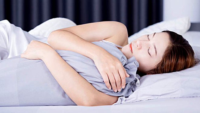 Jangan Diremehkan, Ini Manfaat Tidur Pakai Guling