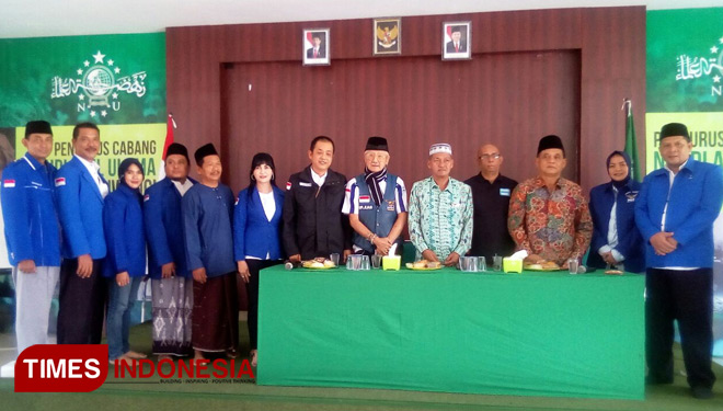 Jajaran DPC Partai Demokrat Banyuwangi, foto bersama dengan pengurus PCNU setempat. (FOTO: Syamsul Arifin/ TIMES Indonesia)