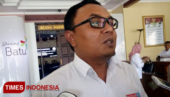 Direktur PDAM Kota Batu, Edi Sunaedi menjelaskan usulan tentang penyesuaian tarif air, Rabu (24/1/2018) di gedung DPRD Kota Batu. (FOTO: Ferry/TIMES Indonesia)