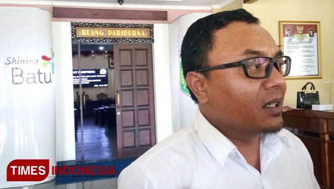 Direktur PDAM Kota Batu, Edi Sunaedi saat bertemu awak media di gedung DPRD Kota Batu, Rabu (24/1/2018). (FOTO: Ferry/TIMES Indonesia)