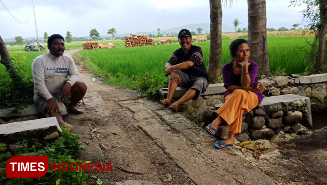 Layani Masyarakat, Kades Peleyan Situbondo Serap Aspirasi Warga di Sawah