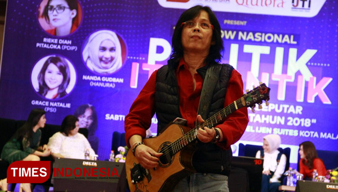 Mr. D gitaris satu jari turut menghibur talkshow nasional Politik Itu Cantik yang di laksanakan di Ijen Suite Resort and Convention. (Sabtu, 27/1/2018) (FOTO: Tria Adha/ TIMES Indonesia)