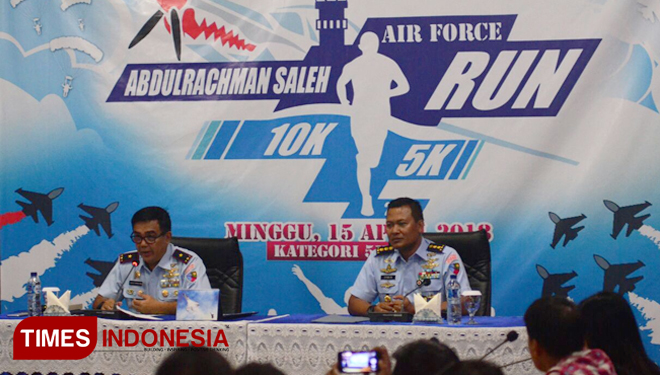 Komandan Landasan Udara (Lanud) ABD Saleh (kiri) Marsama TNI Julexi Tambayong dudampingi Kadispers Letkol Penerbang Erwin Sugik Andi, saat press realease track untuk Air Force Run, di Lanud ABD Saleh, Kabupaten Malang. (FOTO: Adhitya Hendra/TIMES Indonesi