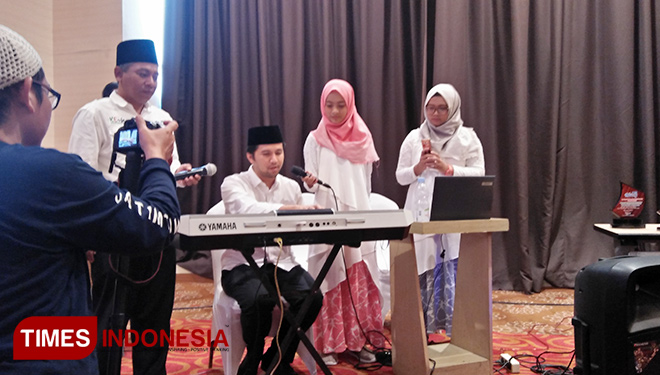 Emil Dardak saat bernyanyi dan memainkan alat musik piano di acara TOT. (FOTO: Siti Mukifah/TIMES Indonesia)