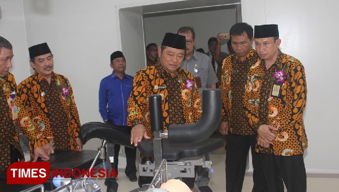 Bupati Sidoarjo H Saiful Ilah didampingi Direktur RSUD Sidoarjo dr. Atok Irawan saat meninjau gedung baru IGD RSUD Sidoarjo. (FOTO: Mulya Andika/TIMES Indonesia)