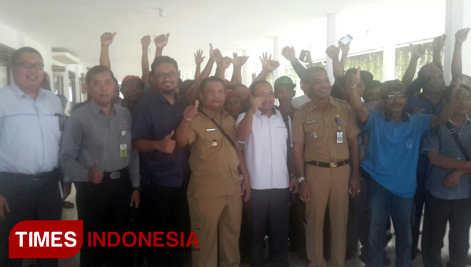 Suasana saat berfoto bersama antara warga dengan seluruh stake holder di DPRD Banyuwangi (FOTO: Hafil Ahmad/TIMES Indonesia)