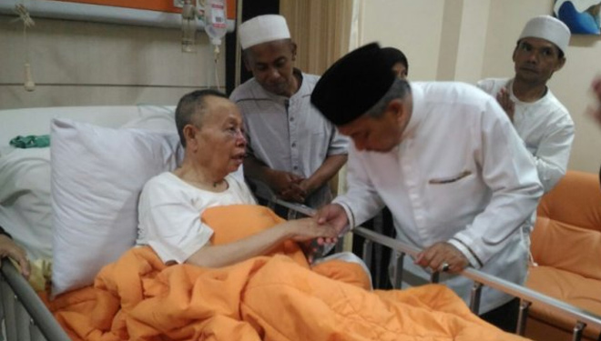 Pimpinan Pondok Pesantren Al-Hidayah, KH Umar Basri saat mendapat perawatan RS Al Islam, Kota Bandung. (FOTO: tribunnews)