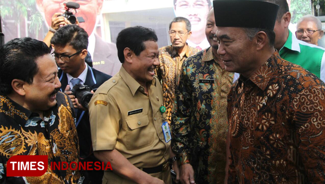 Menteri pendidikan, Muhajir Efendi saat menghadiri peresmian fasilitas pembangkit listrik tenaga surya dan lab pembelajaran energi surya kapasitas 15,36 ON-GRID di SMAN 8 Malang. (FOTO: Adhitya Hendra/TIMES Indonesia)