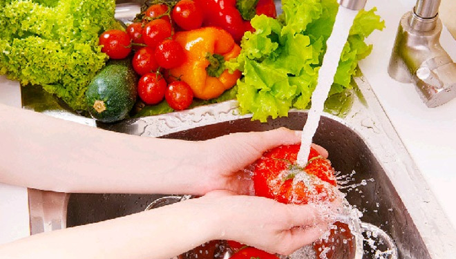 ILUSTRASI. Mencuci buah dan sayur dapat mencegah penyakit. (FOTO: buahatiku.com)