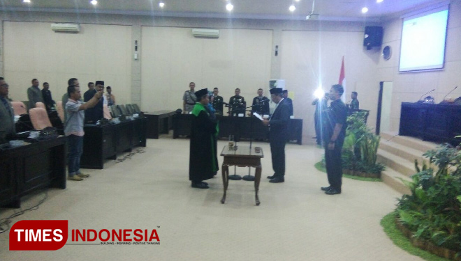 Prosesi pelantikan Luluk Qomariyah sebagai anggota DPRD Bondowoso. (FOTO: Sofy/TIMES Indonesia)