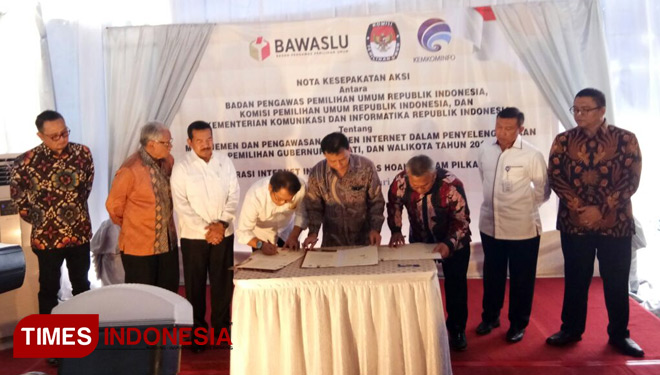 Ketua Bawaslu Abhan bersama Ketua KPU Arief Budiman dan Menteri Komunikasi dan Informatika Rudiantara melakukan penandatanganan nota kesepakatan aksi di Kantor Bawaslu, Jakarta. (FOTO: Hasbullah/TIMES Indonesia)