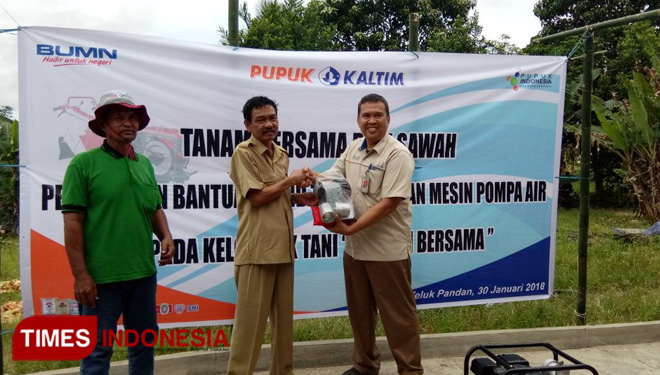 Superintendent bina lingkungan dan kemitraan PT Pupuk Kaltim Udiyanto menyerahkan bantuan pompa air dan Handtractor kepada Kepala bidang tanaman pangan dan holtikultura, Jamil dan ketua kelompok Tani Burhanuddin. (FOTO: Hariadi/TIMES Indonesia)