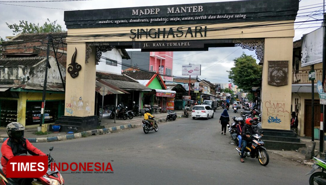 Pintu gerbang masuk KEK Singosari si Jl Tumapel yang akan dilebarkan menjadi tujuh meter. (FOTO: Widodo Irianto/TIMES Indonesia)