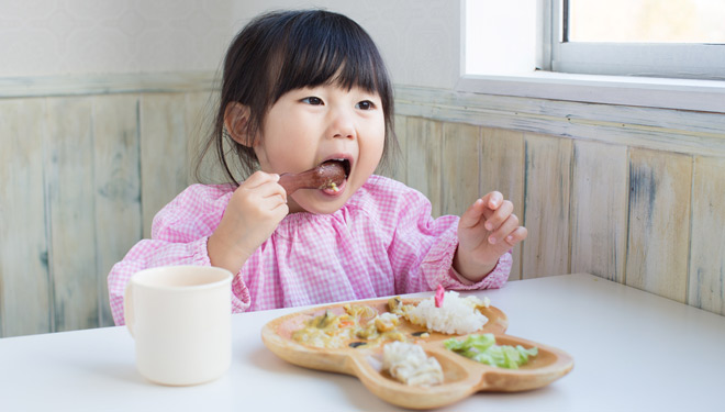 Anak sedang makan. (FOTO: Hellosehat.com)