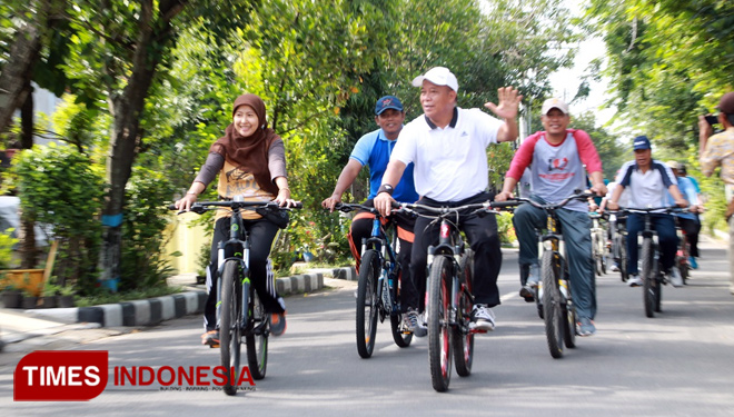 Bupati Lamongan Fadeli bersama sejumlah Kepala OPD, memantau penataan lingkungan dengan bersepeda, Jum’at (2/2/2018). (FOTO: Ardiyanto/TIMES Indonesia)