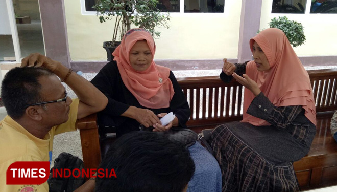 Calon jamaah umroh melalui travel SBL saat melapor ke Mapolres Lamongan, Jumat, (2/2/2018). (FOTO: Ardiyanto/TIMES Indonesia)