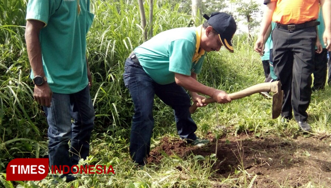 Kepala Dinas PUPR Bondowoso, Karna Suswandi, saat melakukan tanam pohon. (FOTO: Sofy/TIMES Indonesia)