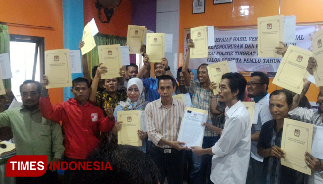 Parpol calon peserta pemilu 2019, menerima hasil verifikasi faktual kepengurusan dan keanggotaan di kantor KPU Lamongan, Jumat (2/2/2018). (FOTO: Ardiyanto/TIMES Indonesia)