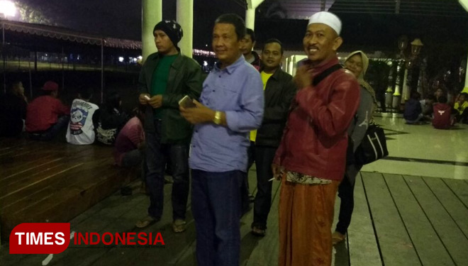 H Ahmad Dhafir (tengah) saat meninjau lokasi acara pengajian dan deklarasi calon Bupati dan Wakil Bupati Bondowoso, di Alun-Alun Bondowoso, Sabtu (3/2/2018) malam. (FOTO: Sofy/ TIMES Indonesia)
