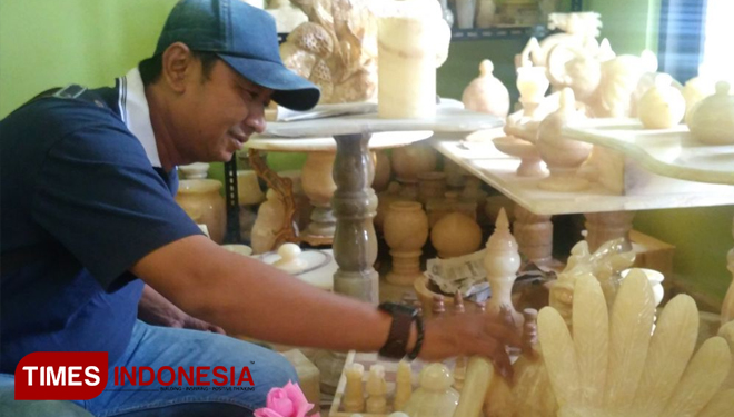 Salah satu pembeli sedang melihat produk kerajinan batu onyx. (FOTO: Akmal/TIMES Indonesia)