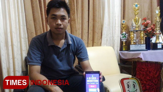 Guru SMK Muhammadiyah 1 Lamongan, M. Ali Alfian, menunjukkan aplikasi Si CECE Berhitung hasil kreasinya, Senin, (5/2/2018). (FOTO: Ardiyanto/TIMES Indonesia)