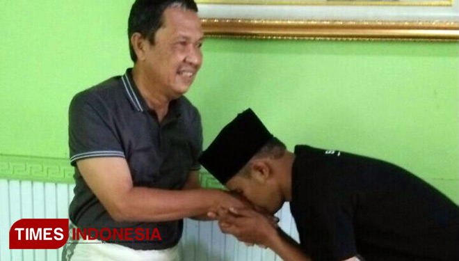 Achmad Dhafir saat ditemui pemilik akun Rudiantara Ajk di wisma ketua DPRD Bondowoso (FOTO: Sofy/ TIMES Indonesia)