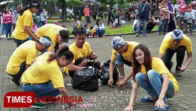 Kekompakan Tim Trash Hero Indonesia dan Trash Hero Tumapel Malang saat membersihkan sampah di Alun-alun Kota Malang. (FOTO: Siti Mukifah/TIMES Indonesia)