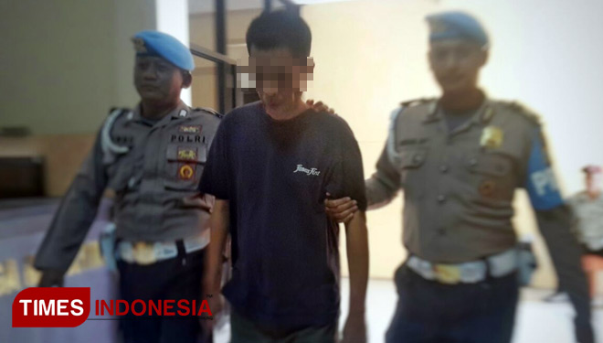 Polisi Gadungan, Paul Leonardo alias Rio saat di gelandang ke ruang tahanan Mapolres Banyuwangi (FOTO: Hafil Ahmad/TIMES Indonesia)