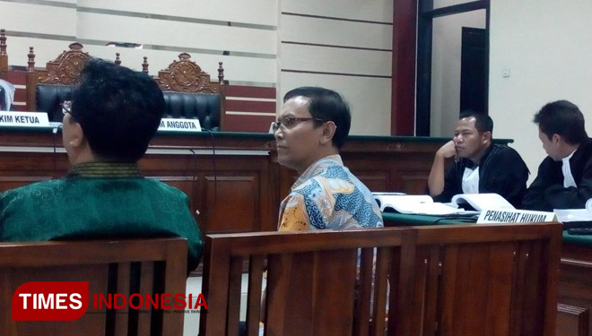 Mantan Walikota Kediri, Samsul Ashar saat menjadi saksi disidang dugaan korupsi jembatan brawijaya kota Kediri di pengadilan Tipikor Jatim (FOTO: Mulya Andika/ TIMES Indonesia)