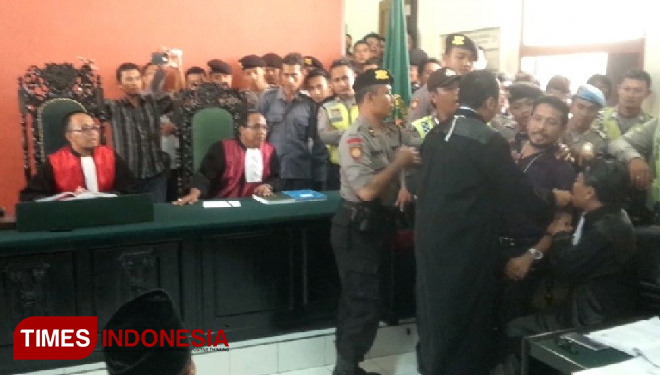 Terdakwa kasus dugaan penghinaan PCNU dan Kiai di Banyuwangi, M Yunus Wahyudi, saat menantang duel Banser dalam persidangan di Pengadilan Negeri (PN) setempat. (FOTO: Dian Efendi/ TIMES Indonesia)