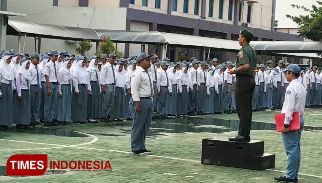 Dandim 0908 Bontang, Letkol Arh Gunawan Wibisono, saat bertugas menjadi pembina upacara di SMAN 1 Bontang. (FOTO: Kodim 0908 Bontang for Times Indonesia)
