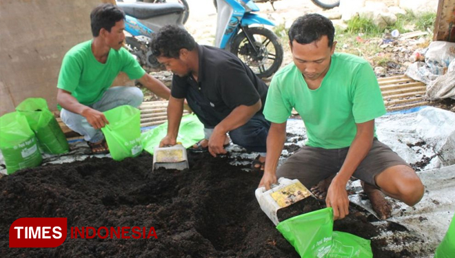 Anggota Forum Kerja Ekonomi Mandiri Pemuda Sembayat (Forkems) Kabupaten Gresik, Jawa Timur. (FOTO: Akmal/TIMES Indonesia)
