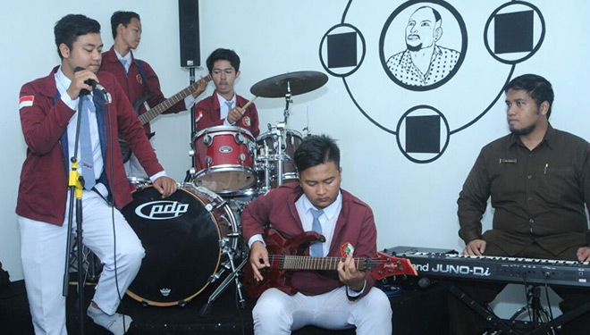 Siswa SMA 17 Agustus 1945 Banyuwangi, Aldo fajar (gitaris) meraih banyak prestasi bakat dan minat. (FOTO: SMA 17 Agustus for TIMES Indonesia)