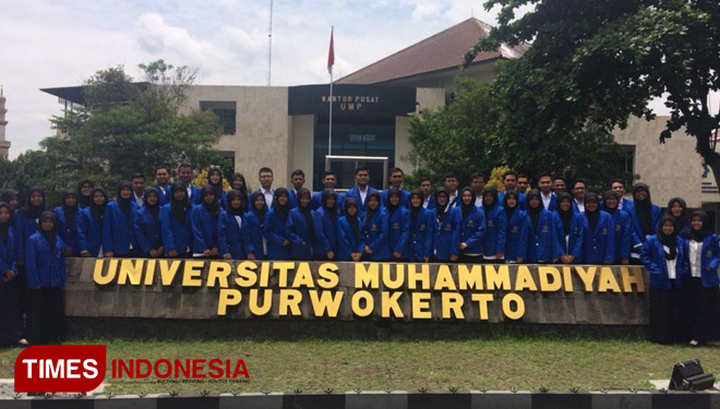 Para peserta PPG berpose didepan Universitas Muhammadiyah Purwokerto (FOTO: Humas UMP for TIMES Indonesia)
