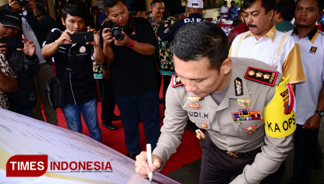 Penandatanganan deklarasi damai oleh Budi Hermanto Kapolres Batu dalam rangka Pilgub Jatim 2018, Jumat (9/2/2018) di halaman Mapolres Batu. (FOTO: Adhitya/TIMES Indonesia)