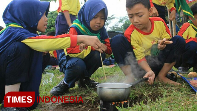 Siswa-siswi MIM PENA Purbalingga saat belajar memasak pada acara Outbond di Bukit Tranggulasih, Baturaden (FOTO: MIM PENA For TIMES Indonesia)