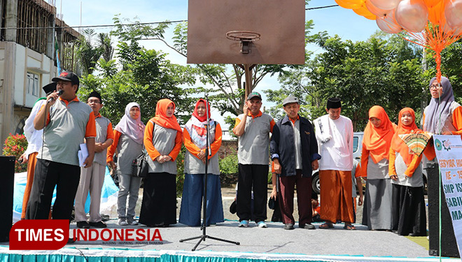 Jajaran dewan Guru SMP Islam Sabilillah saat pelepasan balon. (FOTO: Siti Mukifah/TIMES Indonesia)